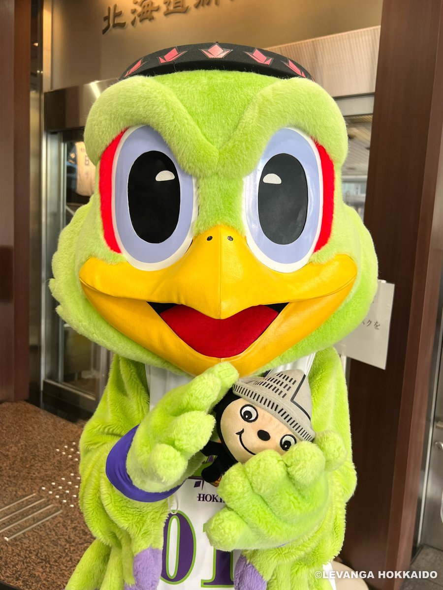 手に持っているのは、北海道新聞キャラクター #ぶんちゃん のぬいぐるみ🧸このあと担当の方のご厚意で、桜井選手とレバードにそれぞれ... [レバンガ北海道【Twitter】]