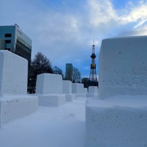 おはようございます☀️学院のある札幌大通公園に白いキューブ群が現れました🧐来週から始まるさっぽろ雪まつりではどんな雪像に⁉️3年ぶ... [小林豊子きもの学院【Twitter】]