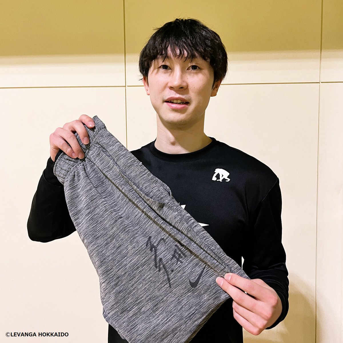 4/22(土)ｰ23(日)vs茨城戦 #北海きたえーる 会場内の【赤い羽根共同募金ブース】にてチャリティーオークションを開催します🌈✨ 今... [レバンガ北海道【Twitter】]