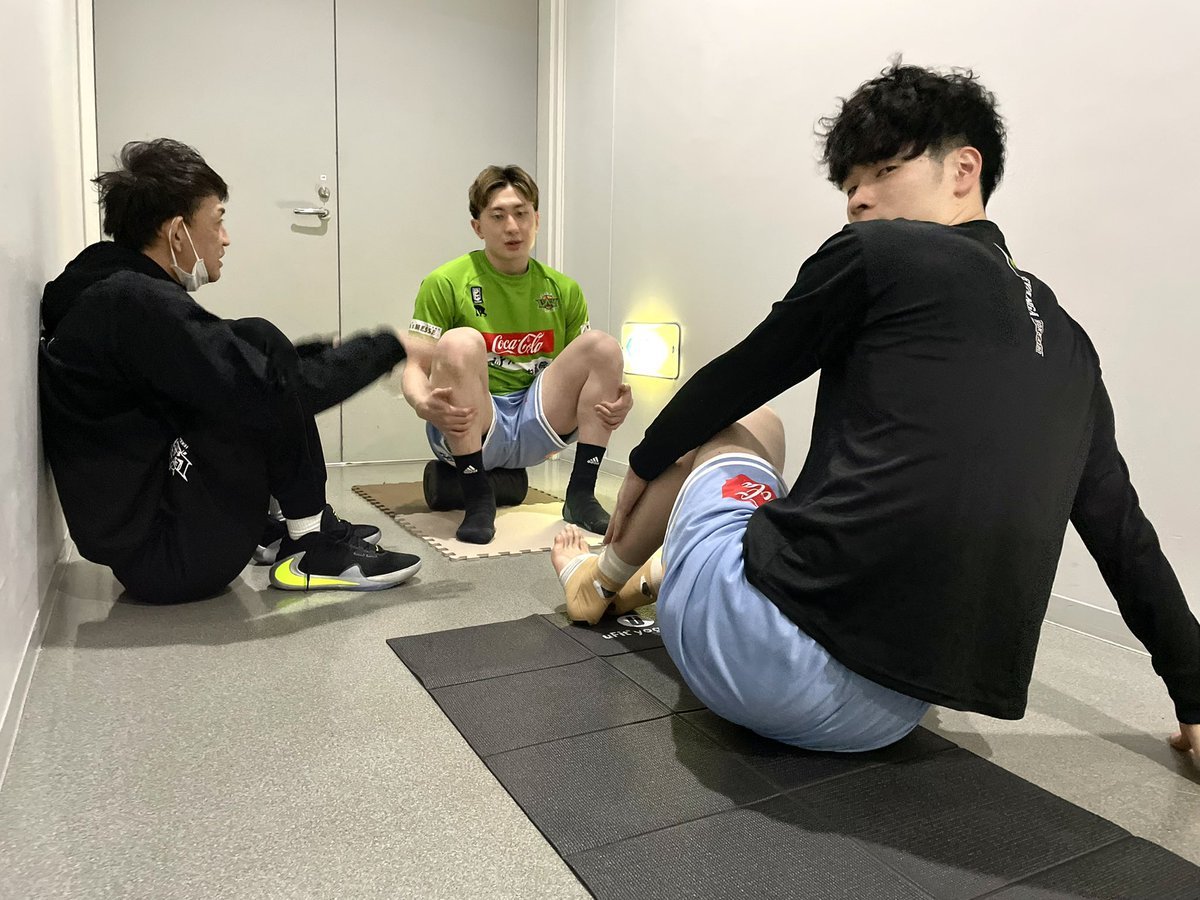 随時選手たちがコートでウォームアップを始めています⛹️‍♂️🔥コートイン前に何やら3人で秘密のお話をされていたので(?)コソ撮を試み... [レバンガ北海道【Twitter】]