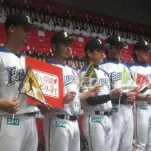 北海道日本ハムファイターズが今年も赤い羽根共同募金を応援！栗山監督・稲葉選手ら5名が「赤い羽根サポーター」宣言