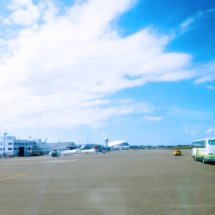 普段入れない滑走路を見学！札幌丘珠空港フェスタでナイトバスツアー初開催。ヘリコプター遊覧飛行が当たる紙飛行機大会も