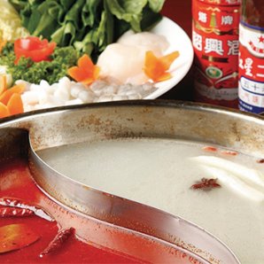 シビ辛スープ＆丸鶏スープ一度で二度おいしい火鍋はいかが？
