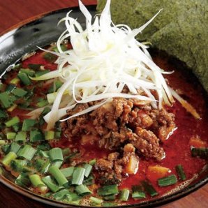 中太麺に赤いスープが絡みつき山椒の香りが食欲をそそる一杯