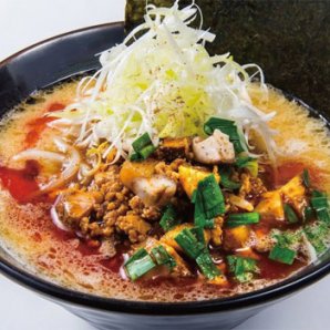 中太麺に赤いスープが絡みつき　山椒の香りが食欲をそそる一杯