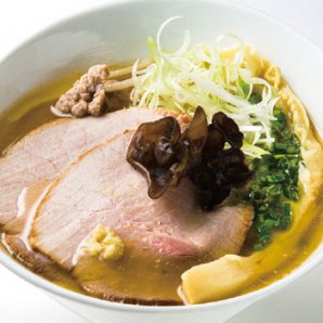 上品な鶏清湯スープが特製タレ・特注麺に絡む一杯