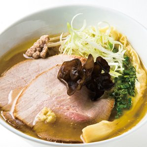 上品な鶏清湯スープに特製タレ・特注麺が絡む一杯
