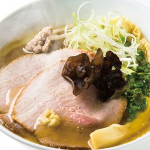 上品な鶏清湯スープに特製タレ・特注麺が絡む一杯