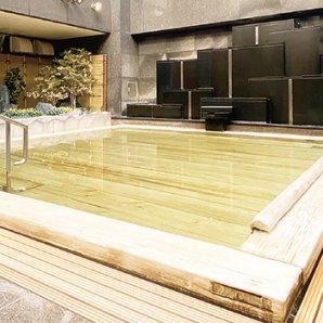  都心の空を仰ぎながらくつろげる檜の露天風呂 サウナは高温・低温2種類完備