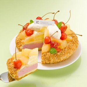 季節のケーキ「白桃とさくらんぼのタルト」🍒みずみずしい白桃の甘みを存分に味わえる、夏らしいケーキ。カスタードクリームとスポン... [洋菓子きのとや【Twitter】]
