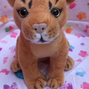 ライオンの赤ちゃんのぬいぐるみが入荷しました。このアングルが一番可愛いです。ナムコ限定景品ですよ！ pic.twitter.com/i6cs... [ワンダーシティ札幌 プラボ札幌西町店【Twitter】]