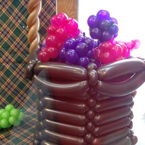 ぶどうを収穫！  #バルーンアート  #ボジョレーヌーヴォー   #おもちゃの平野 pic.twitter.com/KmQOmL5ivJ [おもちゃの平野【Twitter】]