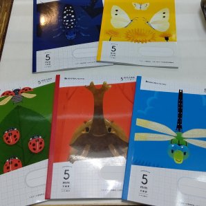 ジャポニカの新しいノートは「虫」シリーズ！小学生がよく使う方眼ノートです。表と裏で違う虫が優しいタッチで描いてあります。某... [おもちゃの平野【Twitter】]