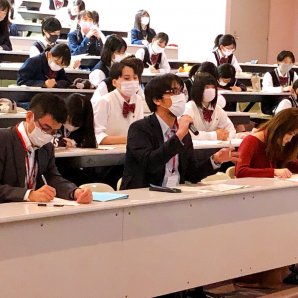 『新さっぽろザンギの町宣言』をもとに札幌東商業高校ともっと町を盛り上げるにはをずっと授業で行ってきました。その発表会が... [カラオケピロス【Twitter】]