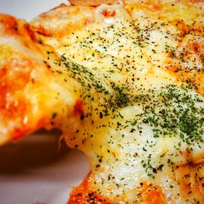 ピロスのピザは一枚ずつお店で仕込んでます！チーズたっぷりめに！#ピロチーズピザ#カラオケピロス#ごはん屋ピロス https://t.co..... [カラオケピロス【Twitter】]