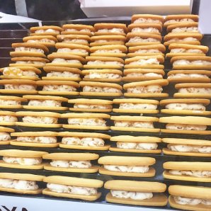 ただいま、そごう千葉の北海道物産展で、催事出店中！店内で焼き上げたクッキーに、余市産りんごのコンポートとバタークリームをサ... [洋菓子きのとや【Twitter】]