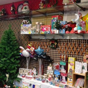 だいぶクリスマスらしくなりました🎅🎁🎄🎉あとは風船を飾ったらさらににぎやかに✨#クリスマス #おもちゃの平野 [おもちゃの平野【Twitter】]