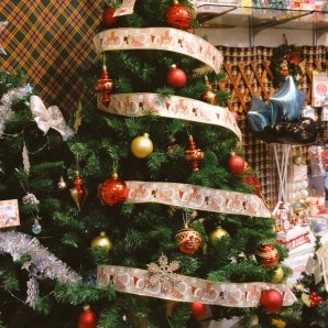 赤いツリーになりました🎄ちょっとキラキラは抑え気味です😊#クリスマス🎅 #クリスマスツリー #おもちゃの平野 [おもちゃの平野【Twitter】]