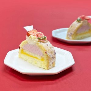 【新発売】「苺のムースケーキ」イチゴとラズベリーを使用したムースと、アーモンド風味のビスキー生地を、マンゴークリームと生ク... [洋菓子きのとや【Twitter】]