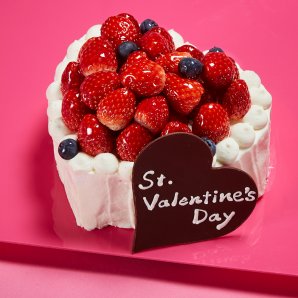「バレンタインハートケーキ」ふんわりスポンジにフレッシュ生クリームとイチゴをサンド。甘酸っぱいイチゴとブルーベリーをたっぷ... [洋菓子きのとや【Twitter】]