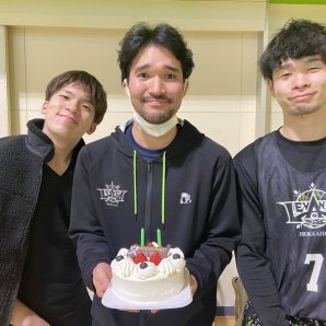 実は、先日2/3 #松島良豪 CCOの29歳のお誕生日をお祝いしていました🎂🎉写真は懐かしの #松島軍団 で✌️📸株式会社わかさいも本... [レバンガ北海道【Twitter】]
