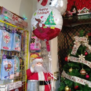 サンタさんに風船を持たせてみました🎈 🧑🏻‍🎄 [おもちゃの平野【Twitter】]