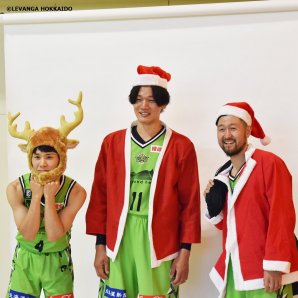 今年のクリスマス、楽しみだなぁ🦌🎅🎅✨8月の練習後にこの格好をして、最高の笑顔を見せてくれた3人に胸がいっぱいになりましたら... [レバンガ北海道【Twitter】]