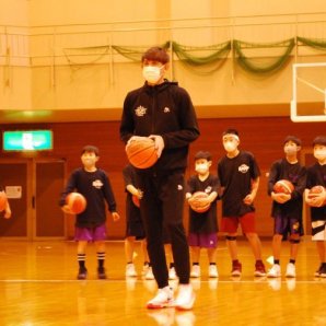 11月28日(日) 岩見沢市総合体育館にてバスケットボールクリニックを開催し、#折茂武彦 が参加いたしました⛹️‍♂️⛹️‍♀️開催にあたり... [レバンガ北海道【Twitter】]