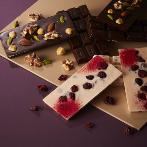 「タブレットショコラ」上質なチョコレートとおいしさを引き立てる素材の出会い。2種類のチョコをブレンドし、5種類のナッツをのせ... [洋菓子きのとや【Twitter】]