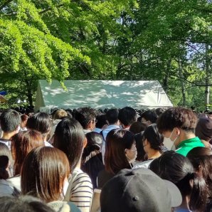 中島公園の露店入り口まで既に凄く並んでます。よくわからないけどとにかく混んでます。 [おもちゃの平野【Twitter】]