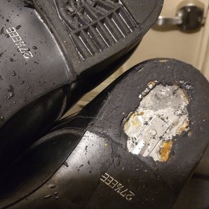 消防団で支給された短靴（普通の革靴）の踵（かかと）がもげました!１８年間、真冬の大通りでの出初め式。真夏の防火啓発チラシ... [おもちゃの平野【Twitter】]