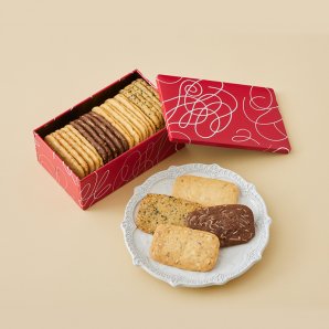 「きのとやクッキー缶」アマンド・ショコラ・マカダミア・セサミの風味豊かな4種の味が楽しめるクッキー缶。高級感のある赤いパッ... [洋菓子きのとや【Twitter】]