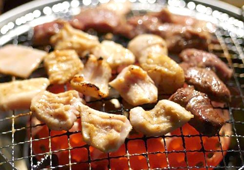 自慢の塩ダレで味付けした絶品の旭川塩ホルモンをビールと共に 10 札幌市の焼肉 塩ホルモン周吾 札幌のお店 イベント 動画や レシピ情報 ふりっぱーweb
