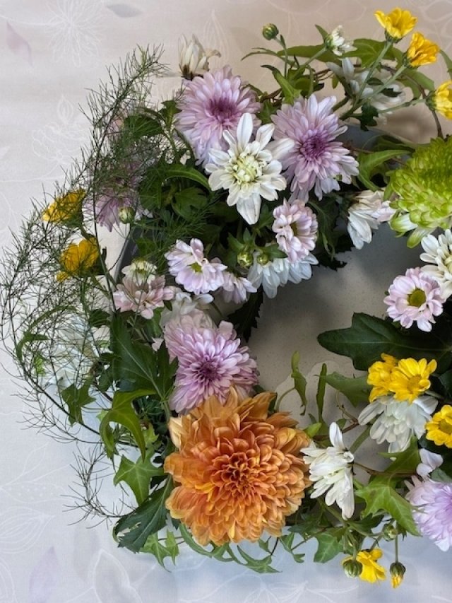 フラワーアレンジメント🌸重陽の節句　香り涼やかな菊のリース