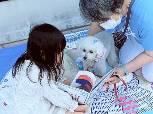 ワンちゃんと絵本を楽しもう！読書介助犬プログラム「リーディングバディ」